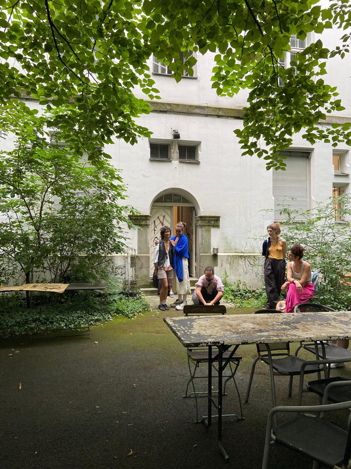 The courtyard of GlogauAIR with performers gathered by the steps