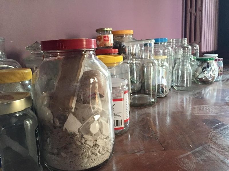 Derya Yıldız, found objects and dirt from the apartment